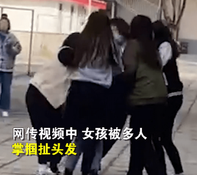 女孩校园内遭殴打