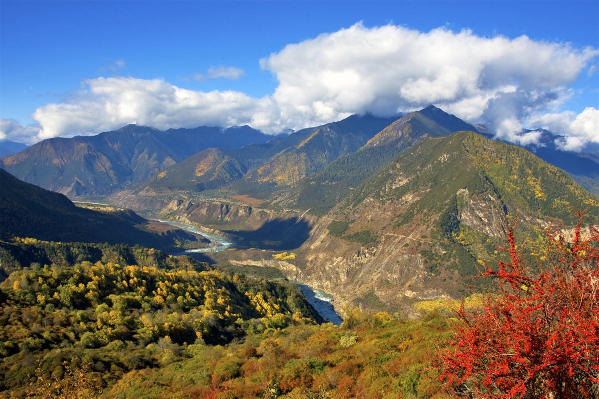雅鲁藏布江大峡谷产生的原因是
