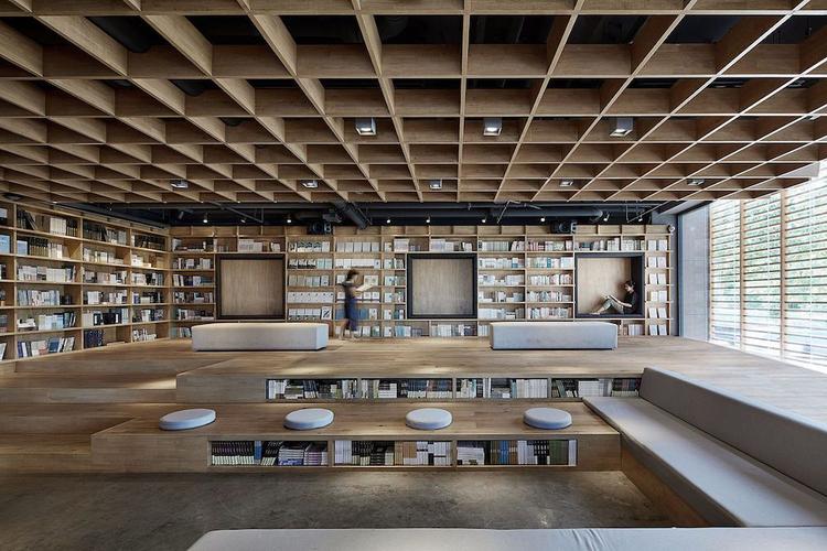 随着公交车一晃一晃一撞一下 随着公交车一晃一晃一撞一下