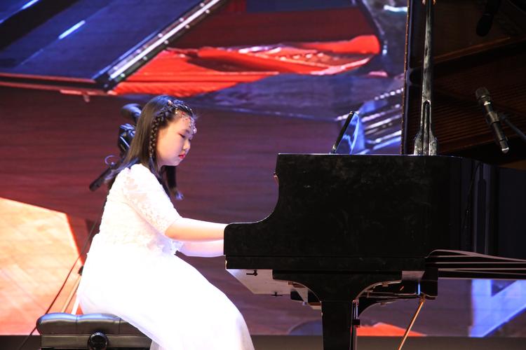 �Ŷ����Ͳ��պ����ĵ��Ӿ�